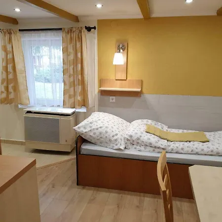 Tamas Tanya Bed & Breakfast Csemo